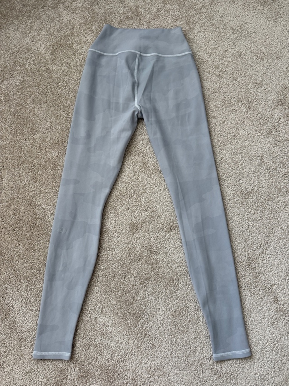 Alo Yoga Light Grey Camo High Waisted Athletic Gym Leggings - Picture 2 of 8
